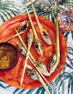 Barbecued lemongrass skewers (Ua si khai)
