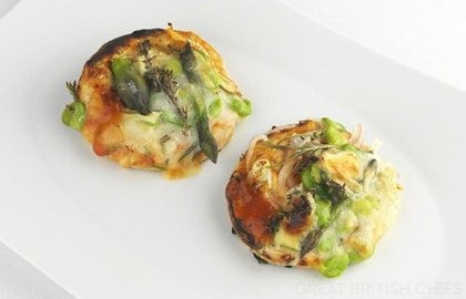 Barbecued pizza topped with asparagus, broad beans and fennel