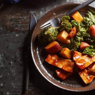 Barbecued pork chops with roasted potatoes & kale