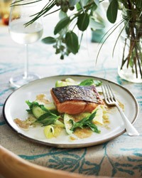 Barbecued salmon with green mango salad