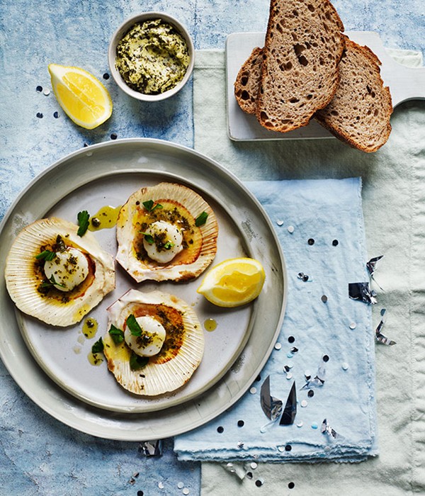 Barbecued scallops with seaweed butter and rye bread