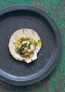 Barbecued scallops with seaweed gremolata