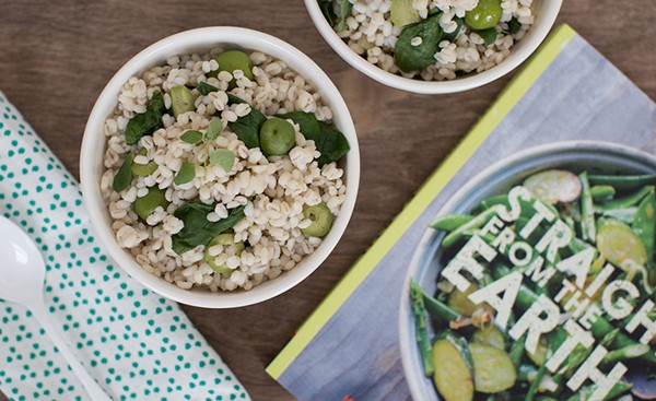 Barley with spinach and green olives