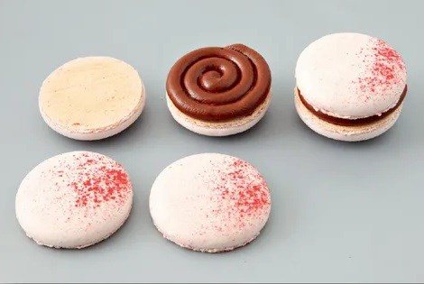 Basic raspberry macaron with raspberry ganache