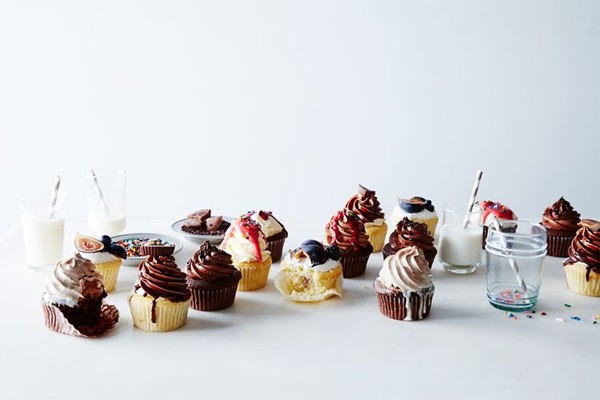 Basic vanilla & chocolate cupcakes