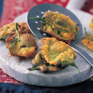 Batter-fried spinach leaves