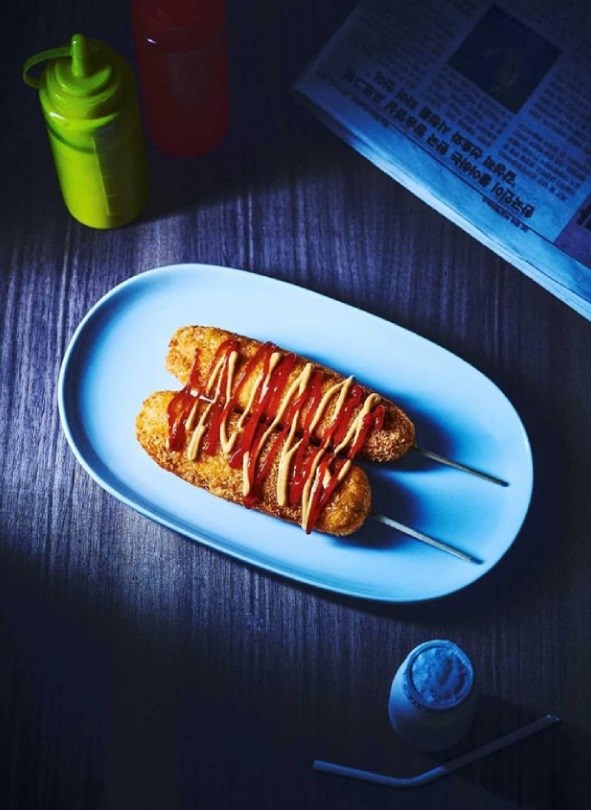 Battered fried hot dogs with homemade ketchup (Halmeoni's corn dogs) [Start-Up]