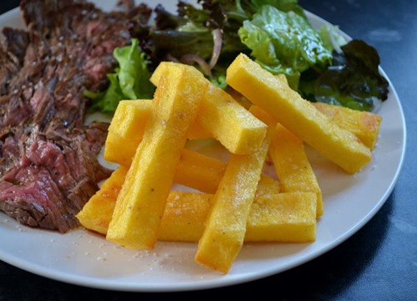 Bavette steak with Le Gruyère AOP polenta chips