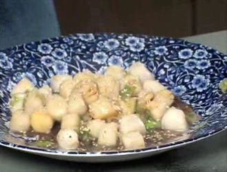 Bay scallops with sesame seeds and scallions