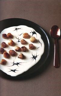 Bay scallops with vanilla sauce and balsamic caramel