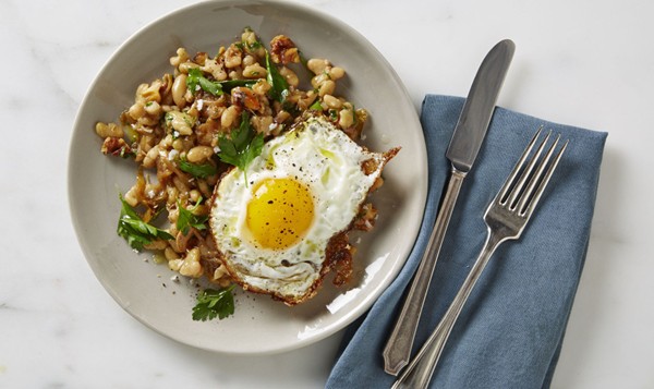 Bean and walnut salad with fried eggs 