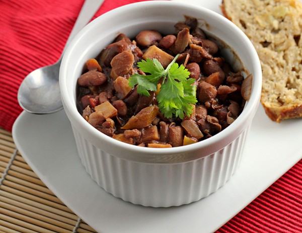 Bean chili with pecans and chocolate