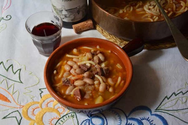 Bean, prosciutto and pasta soup, mountain-style (Fagioli alla montanara)