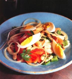 Bean salad with eggs and onions (Piyaz)