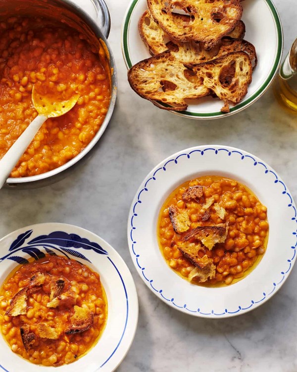 Beans in sherried tomato sauce