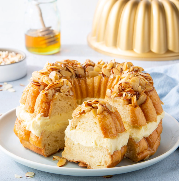 Bee sting bundt cake (Bienenstich)