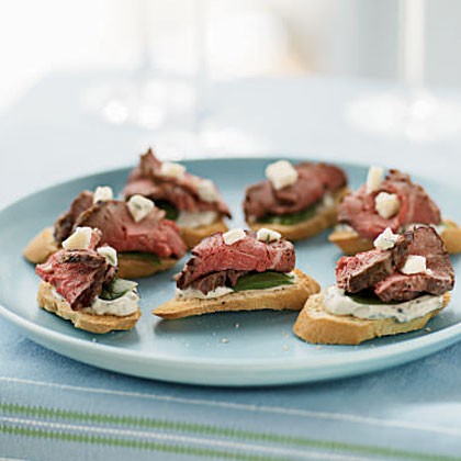 Beef and Gorgonzola toasts with herb-garlic cream