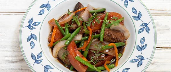 Beef and green bean stir-fry (Saltado de vainitas)