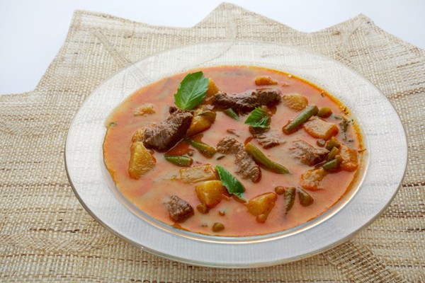 Beef and pineapple red curry