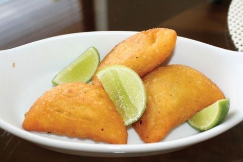 Beef and pork turnovers (Empanaditas vallunas)