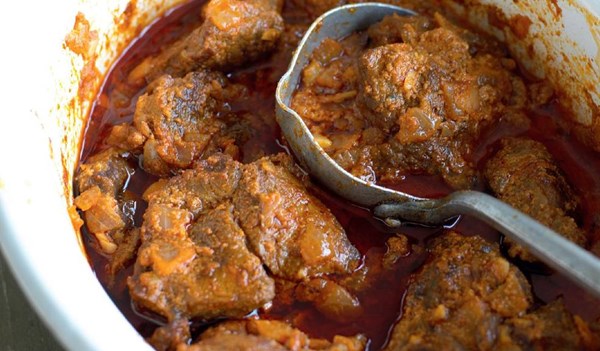 Beef baked with yoghurt and black pepper