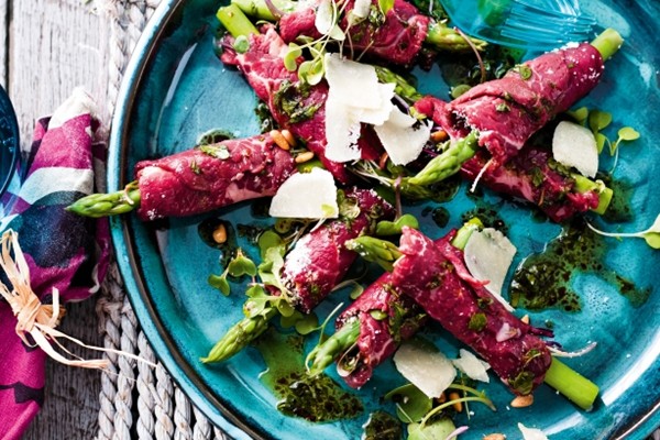 Beef carpaccio & asparagus rolls