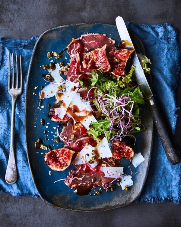 Beef carpaccio withy fresh figs, crispy capers and Manchego 