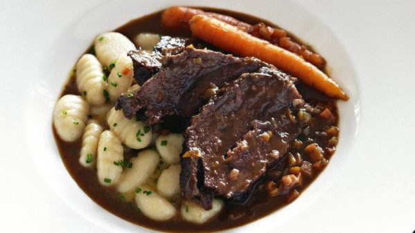 Beef cheeks with orange and baby carrots