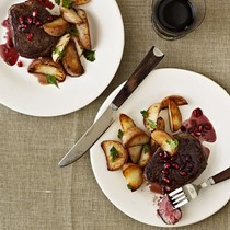 Beef filets with pomegranate-Pinot sauce