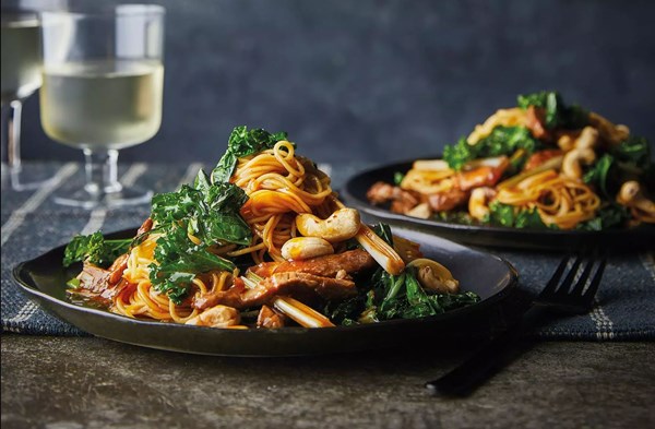 Beef, kale & cashew stir-fry in oyster-sauce