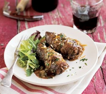 Beef paupiettes with tomatoes and wild capers