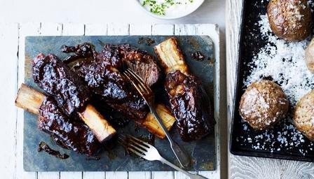 Beef ribs with barbecue sauce, jacket potatoes and chive cream