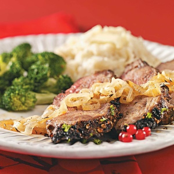 Beef roast au poivre with caramelized onions 