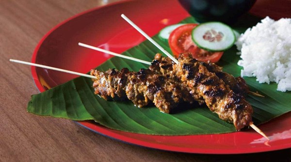 Beef satays and peanut sauce