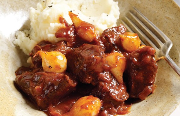 Beef stew with cinnamon and tiny onions