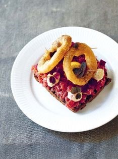 Beef tartare with fried onion rings (sandwich) [Ben Coughlan]