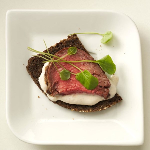 Beef tenderloin & pumpernickel crostini