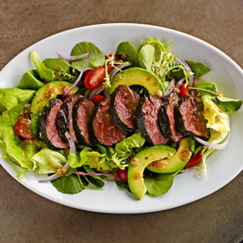 Beef tenderloin salad with tomatoes & avocado
