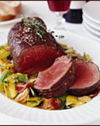 Beef tenderloin with bacon and creamed leeks