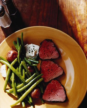 Beef tenderloin with garlic horseradish cream
