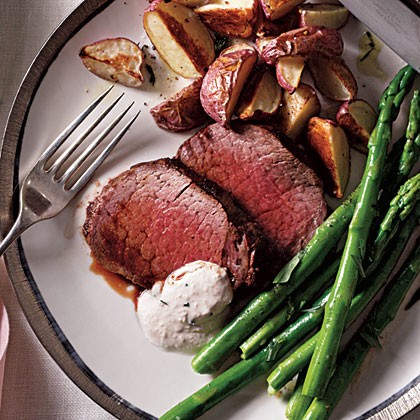 Beef tenderloin with horseradish-chive sauce