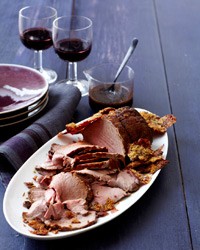 Beef tenderloin with Parmesan-prosciutto crisps