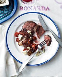 Beef tenderloin with tomatoes, shallots and Maytag blue