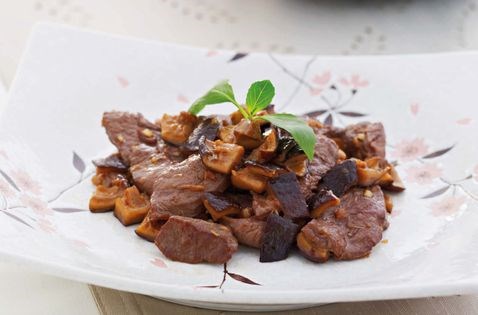 Beef with ginger and black mushrooms