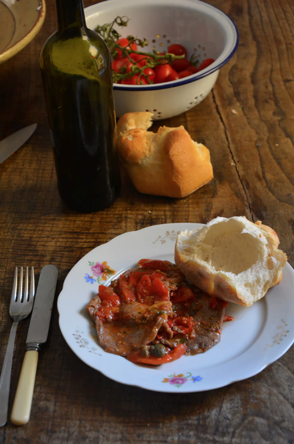 Beef with tomatoes, capers and oregano