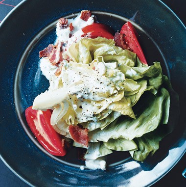 Beefsteak tomato, butterhead lettuce, and bacon with blue cheese dressing