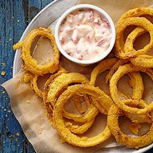 Beer-battered onion rings with roasted pepper aioli