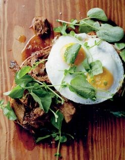 Beer-braised pork on toast with an egg on top
