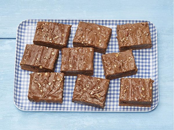 Beer-spiked brownies with pecan icing 