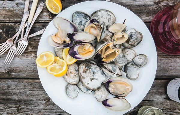 Beer-steamed clams
